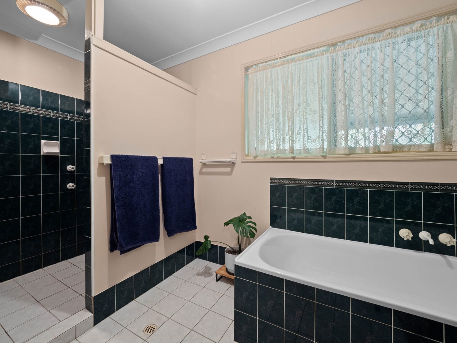 15 Springburn Drive, GLASS HOUSE MOUNTAINS, QLD 4518 AUS